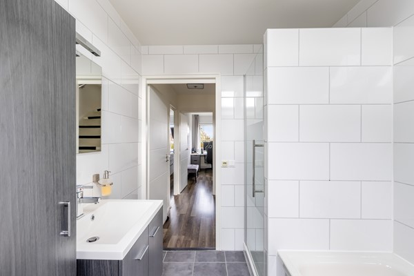 Foto - Te koop:  Verzorgde tussenwoning in Fijnaart!